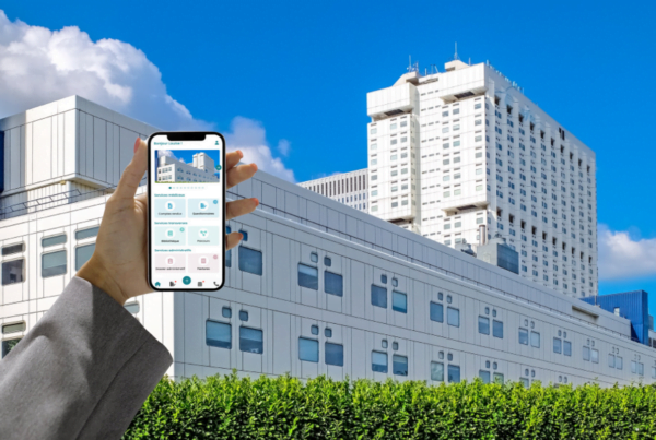 Téléphone avec l'application engage Hoppen pour une communication médicale