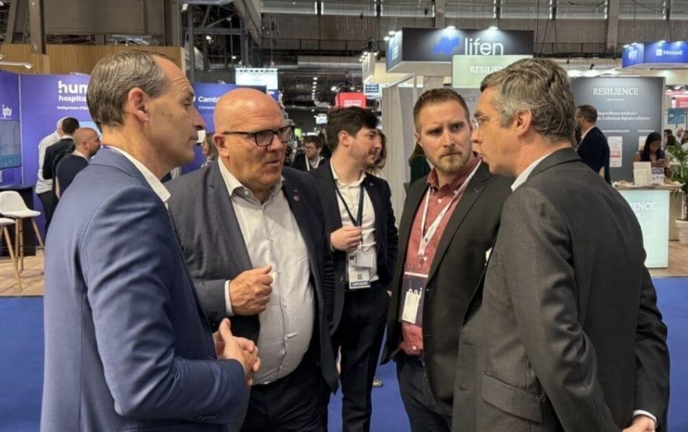 Photo de Rodolphe Chevalier, président d'Hoppen avec des personnalités de l'écosystème de la e-santé à l'occasion de SantExpo